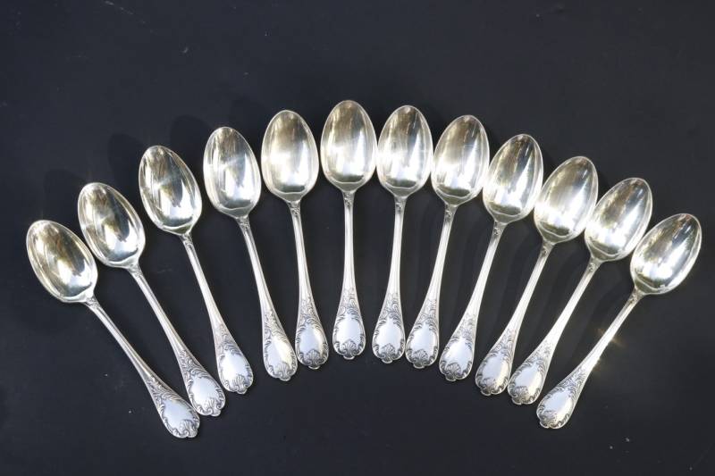 Couverts et ménagères en argent massif. 