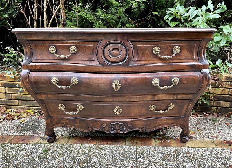 Achat de commodes anciennes et meubles d’époque – Estimation gratuite et paiement immédiat pour vos antiquités et objets rares.