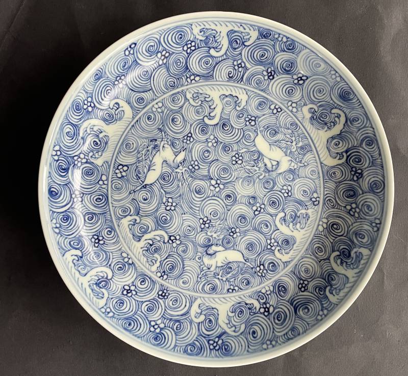 Plat rond blanc et bleu en porcelaine de Chine