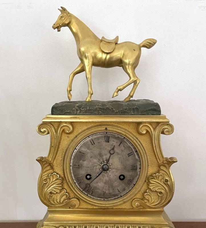 Pendule en bronze doré à décor d'un cheval.