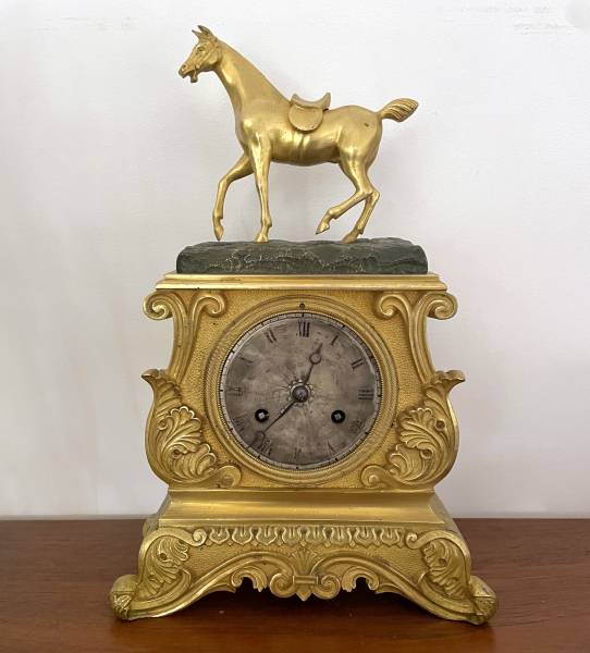 Pendule en bronze doré à décor d'un cheval 