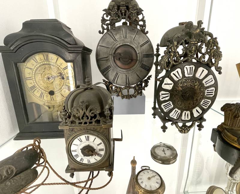 Collection d'anciennes pendules et montres de gousset à Bures-sur-Yvette