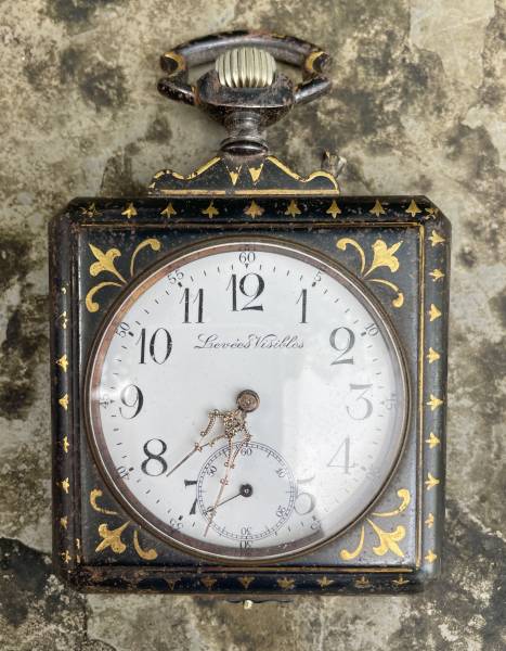 Montre ancienne de forme carrée