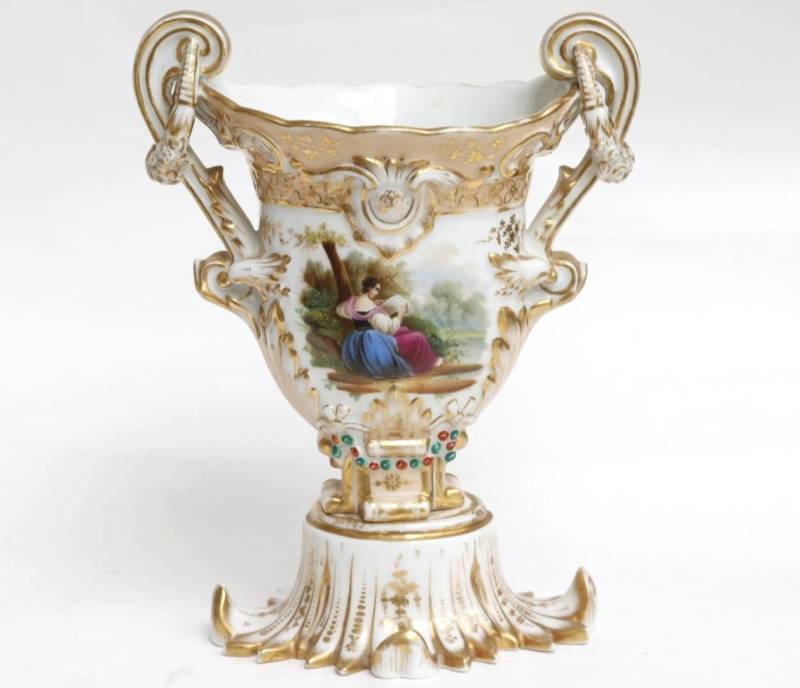 Vase en porcelaine ancienne – disponible chez Antiquités La Véranda à Sceaux, proche d’Antony, L’Haÿ-les-Roses, Bourg-la-Reine, Fontenay-aux-Roses et Châtenay-Malabry.