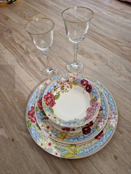 Les arts de la table, assiettes et verres en cristal 