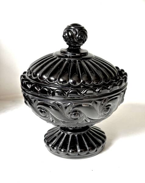 Sucrier en cristal de Baccarat – disponible chez Antiquités la Véranda à Meudon, proche de Sceaux, Antony et Bourg-la-Reine.