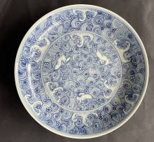 Plat rond blanc et bleu en porcelaine de Chine